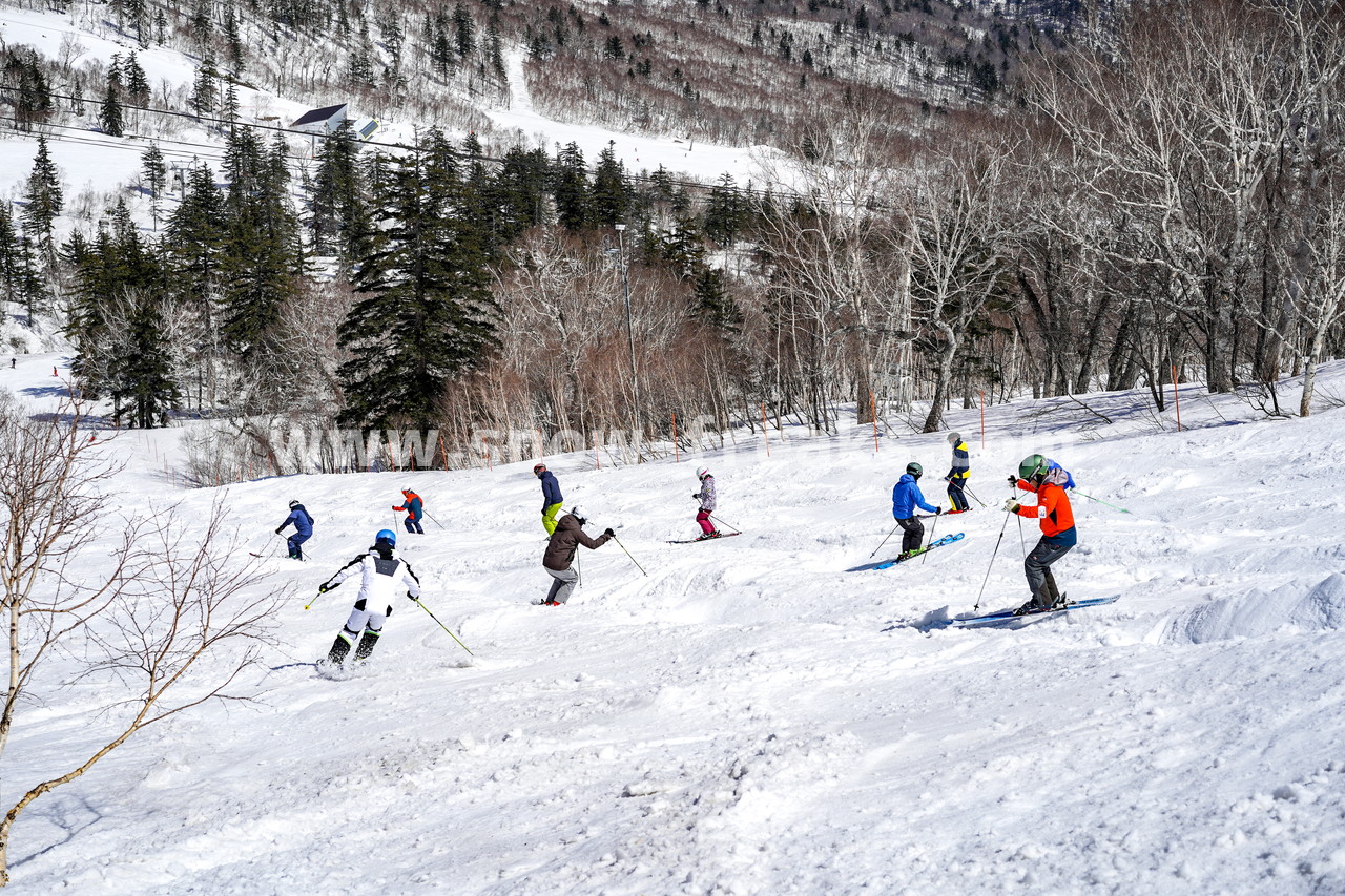 札幌国際スキー場 Mt.石井スポーツ ISHII SKI ACADEMY 校長・斉藤人之さんによる『斉藤塾』開講。本日のテーマは、「春雪！コブからスキーのたわみを楽しむ！！」(^^)v